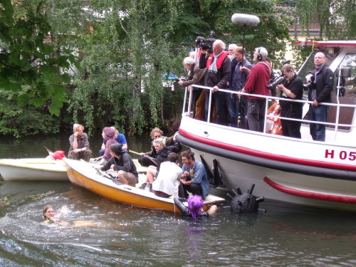 Protestierende Anwohner stören die PR-Barkassen-Tour des Hamburger Senats und IBA/igs auf dem Ernst-August-Kanal